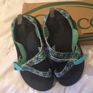 Girls Chacos -Size 2 EUC